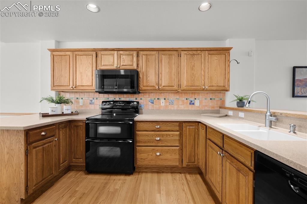 Image 13 of 50: Kitchen