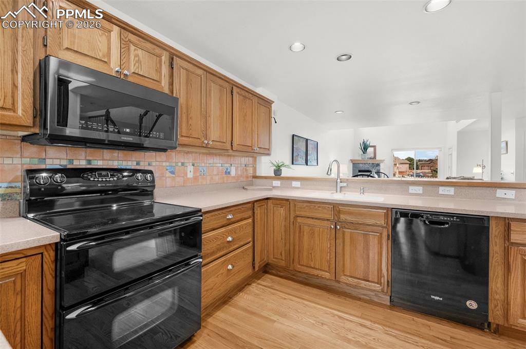 Image 14 of 50: Kitchen