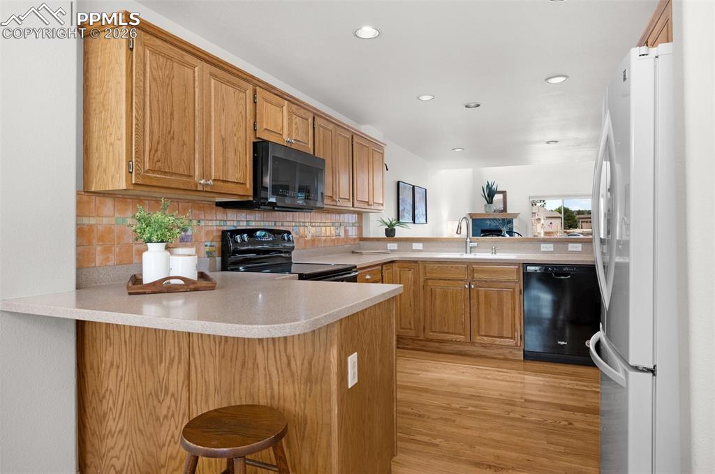 Image 15 of 50: Kitchen