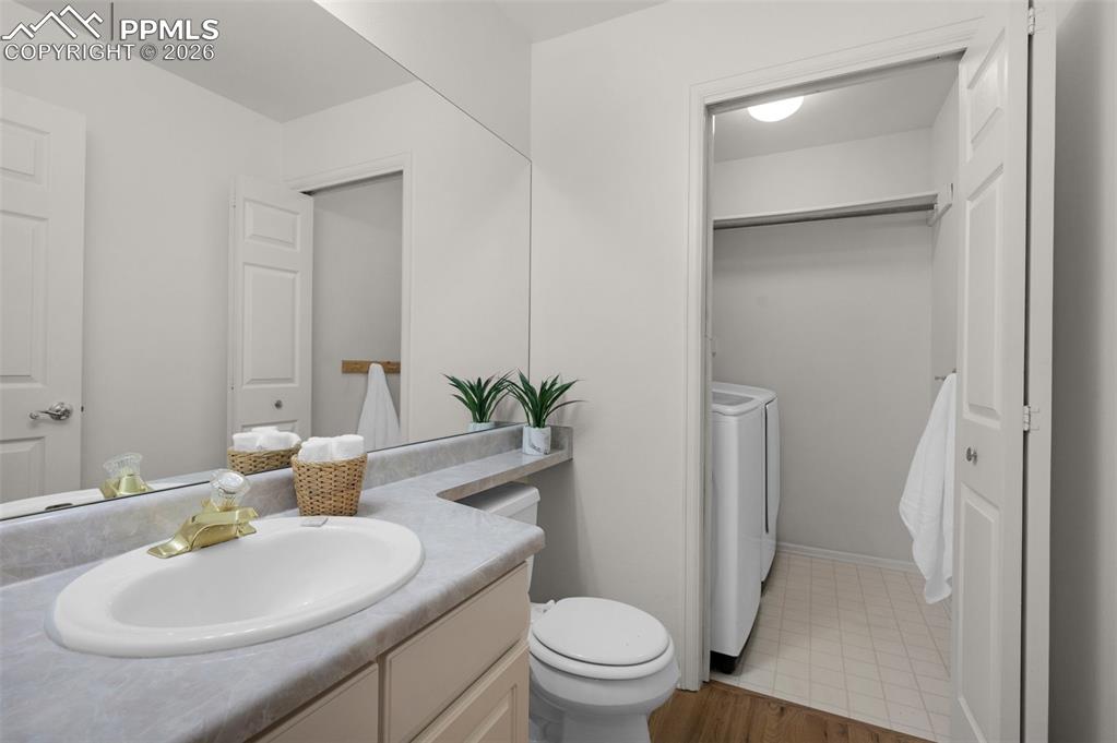 Image 19 of 50: Main Level 1/2 Bath off Laundry