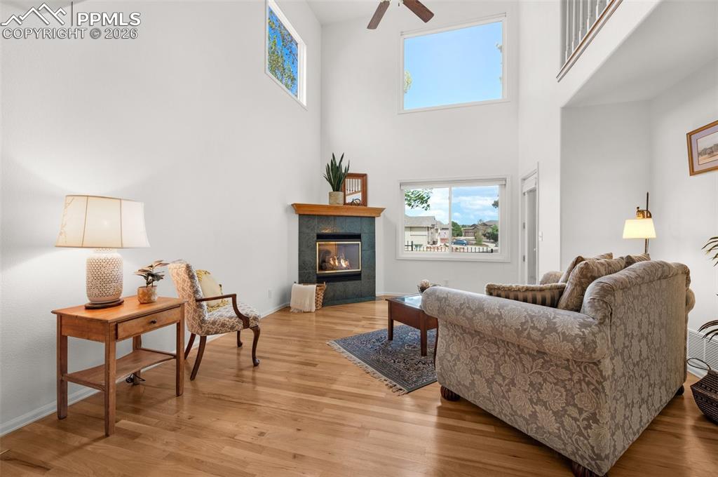 Image 7 of 50: Living Room