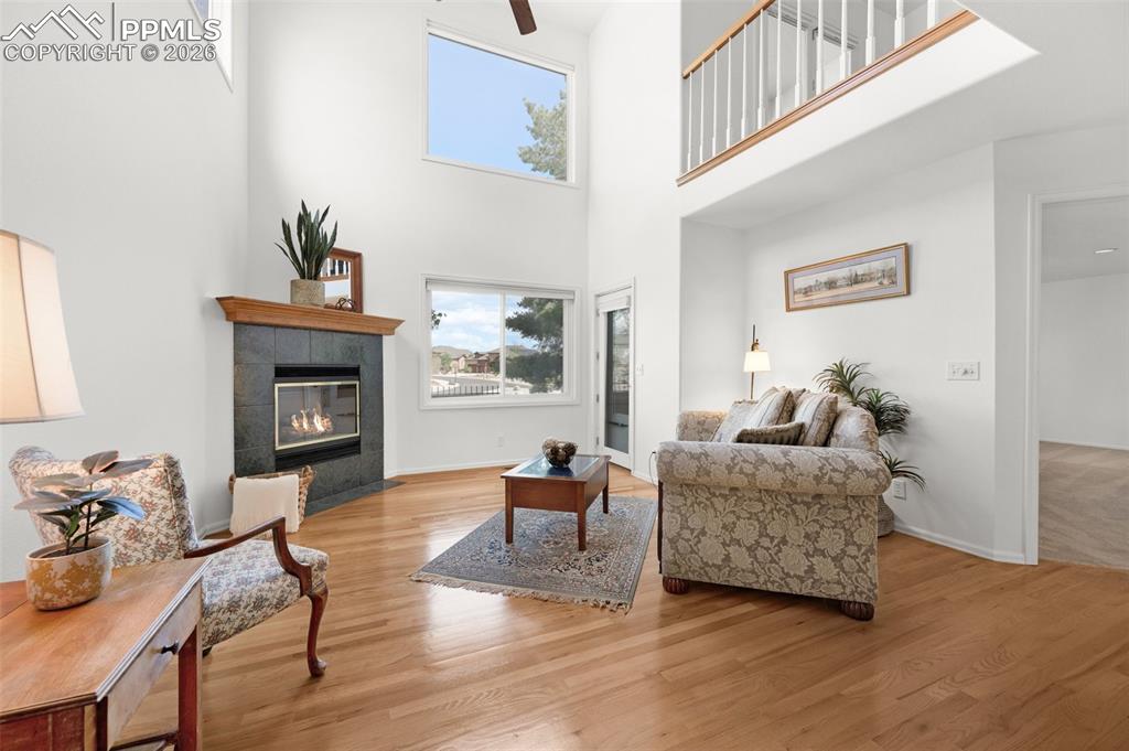 Image 8 of 50: Living Room