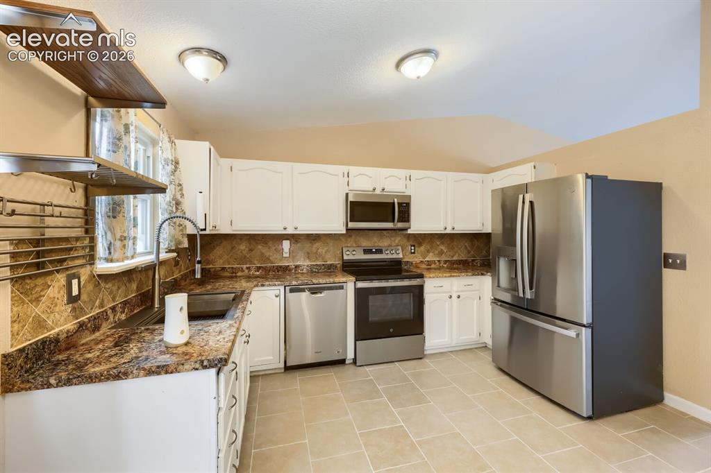 Image 12 of 29: Kitchen