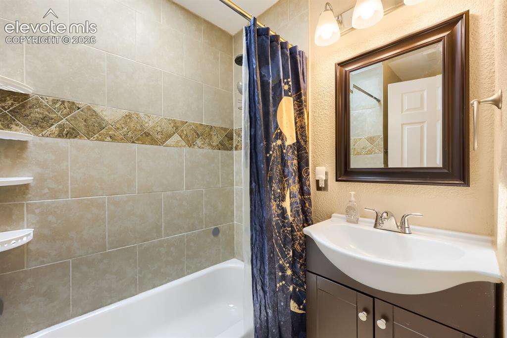 Image 22 of 29: Bathroom