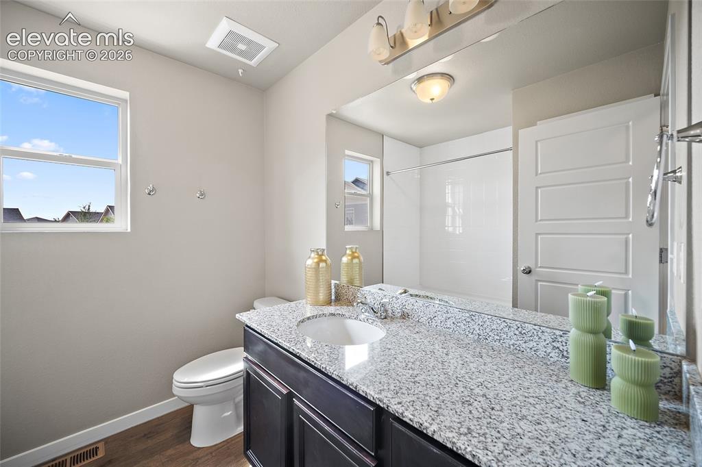 Image 16 of 34: Bathroom