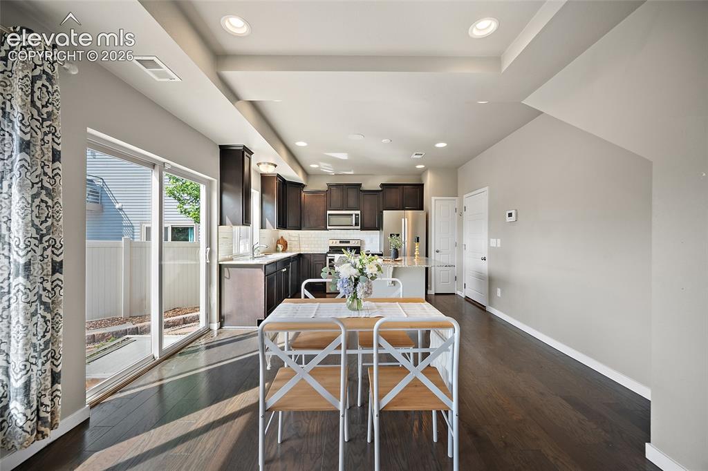 Image 7 of 34: Dining Area