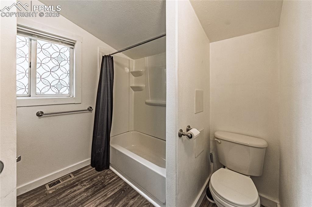 Image 13 of 38: Bathroom