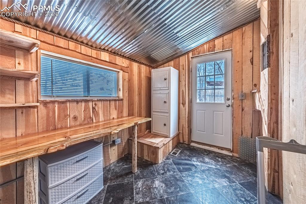 Image 19 of 38: Mud Room