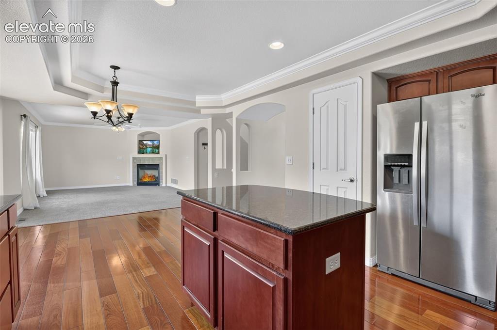 Image 10 of 50: Kitchen
