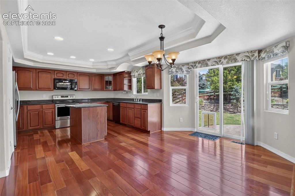 Image 11 of 50: Kitchen