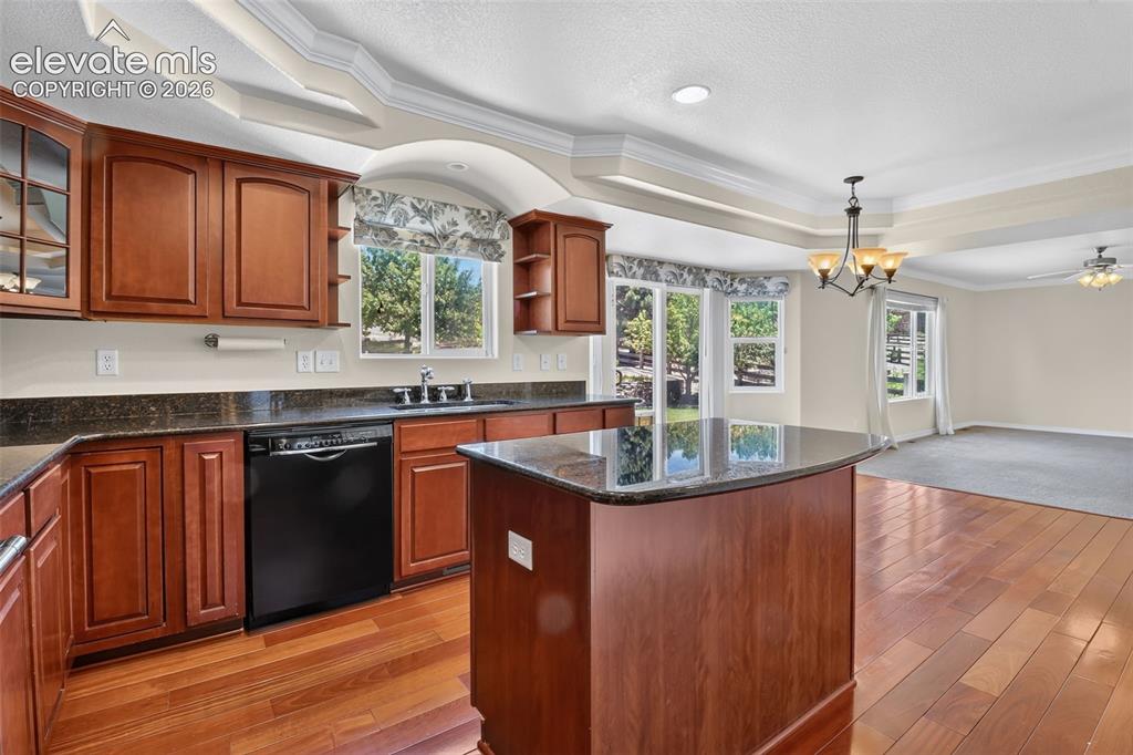 Image 12 of 50: Kitchen