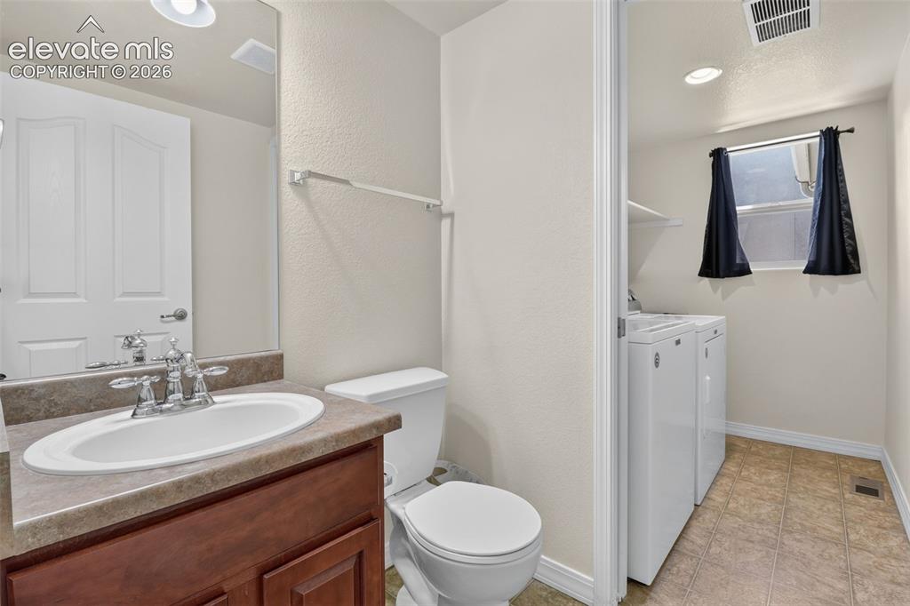 Image 16 of 50: Bathroom