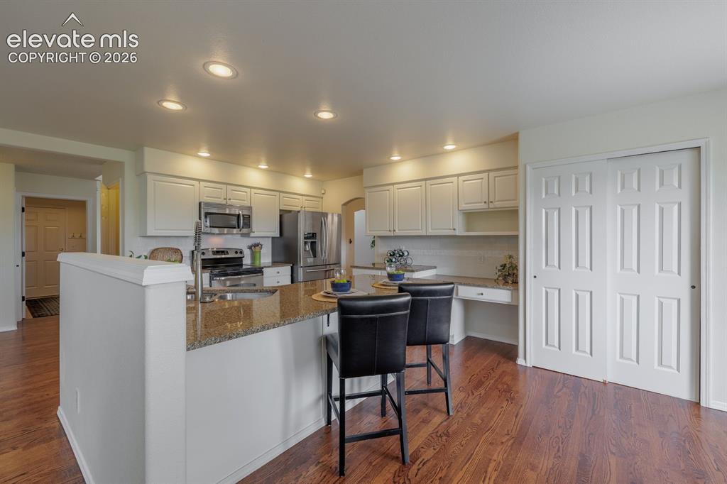 Image 11 of 41: Breakfast bar adjacent to nook large open kitchen!!