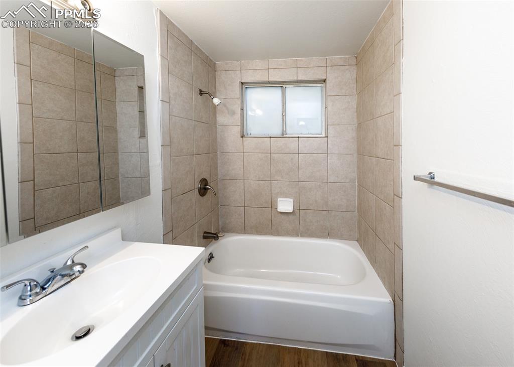 Image 34 of 42: Unit 1176