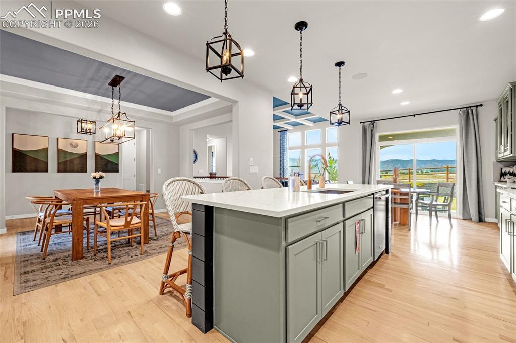 Image 10 of 40: Kitchen