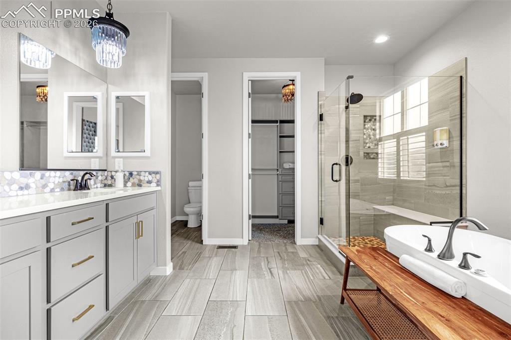 Image 14 of 40: Bathroom