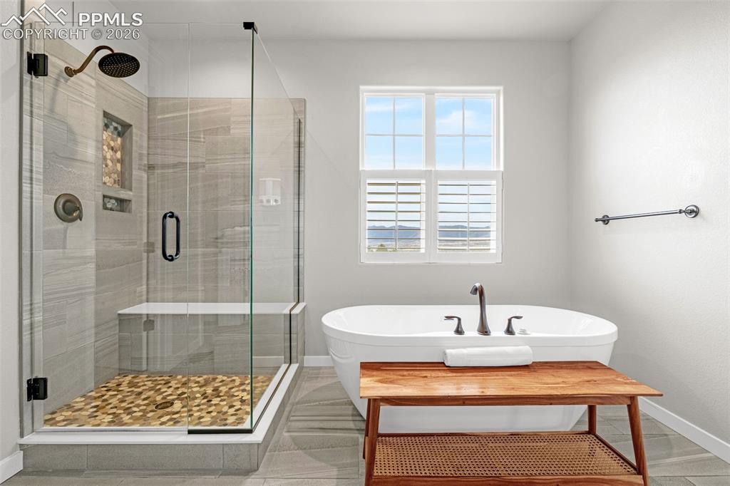 Image 15 of 40: Bathroom