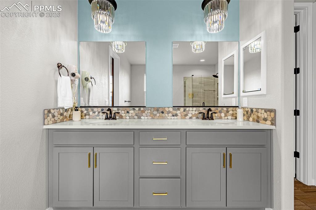 Image 16 of 40: Bathroom