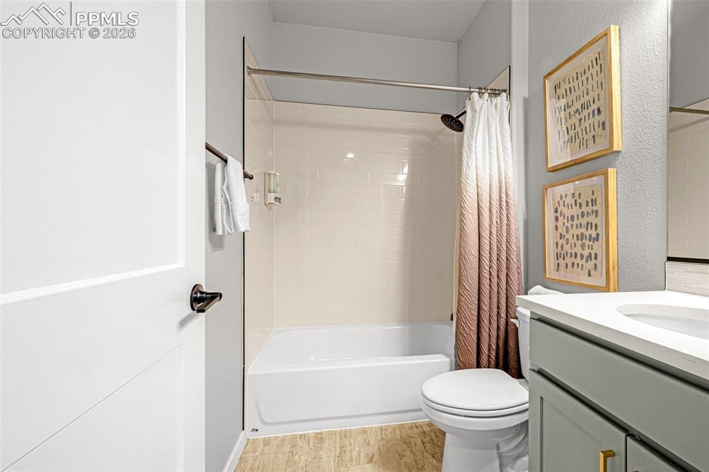 Image 19 of 40: Bathroom