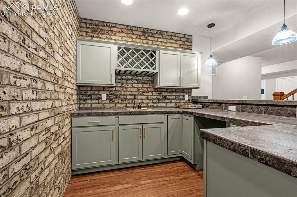 Image 22 of 40: Kitchen