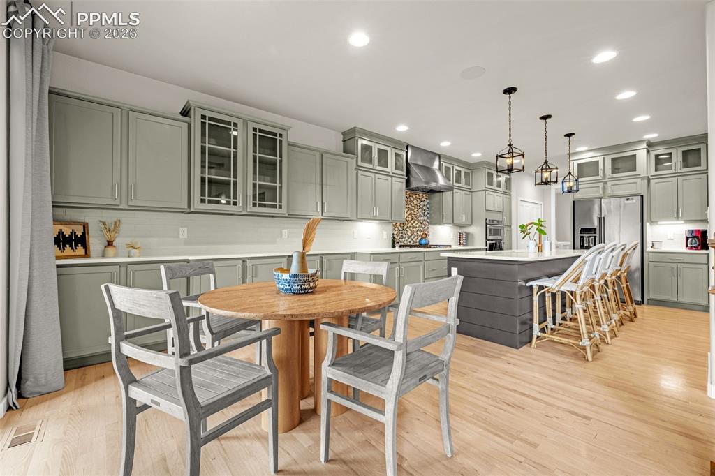 Image 7 of 40: Kitchen