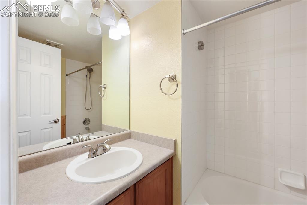 Image 14 of 47: Bathroom