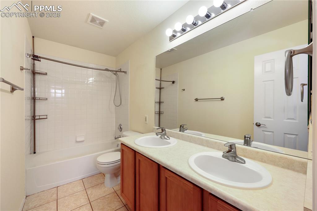 Image 22 of 47: Bathroom