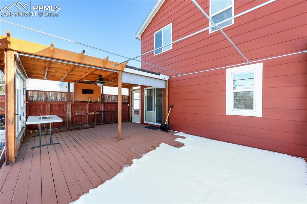 Image 33 of 47: Deck