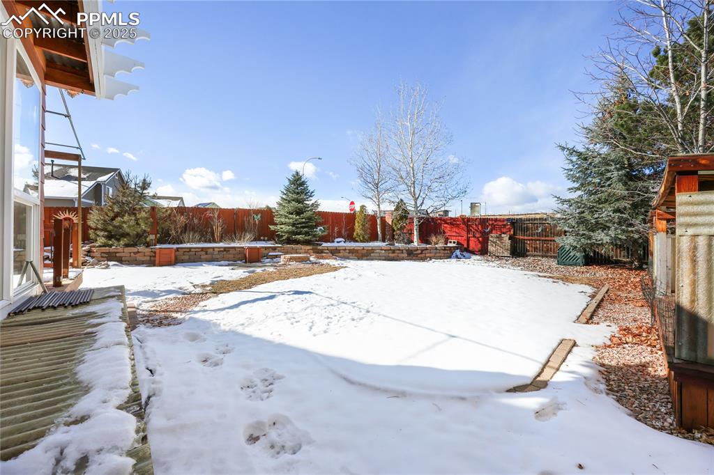 Image 37 of 47: Yard