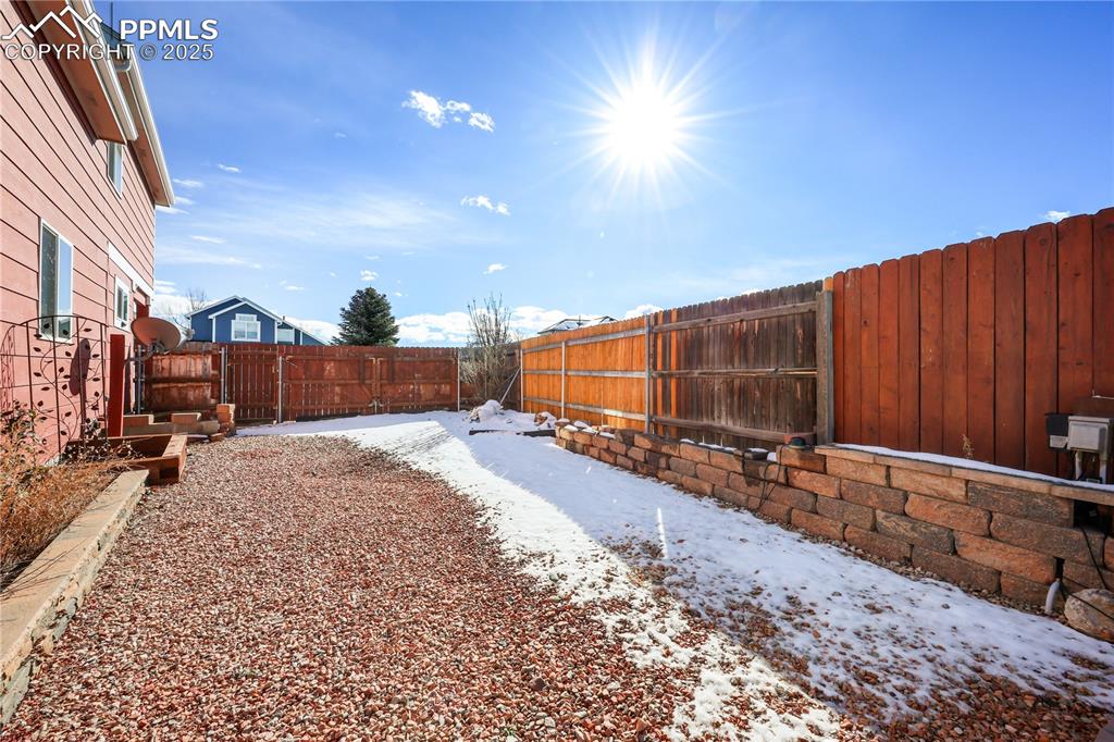 Image 40 of 47: Yard