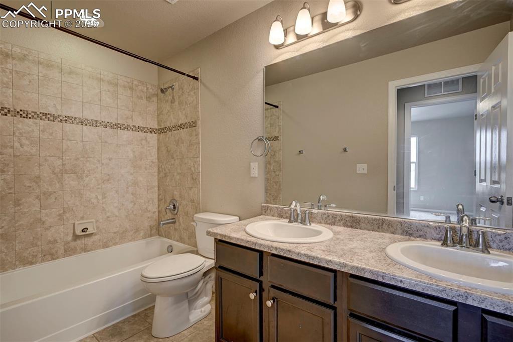 Image 29 of 37: Upstairs Full Bathroom