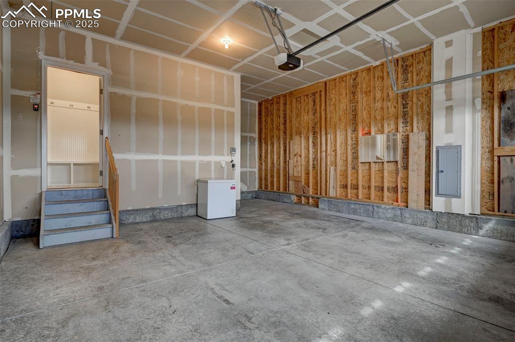 Image 34 of 37: Garage