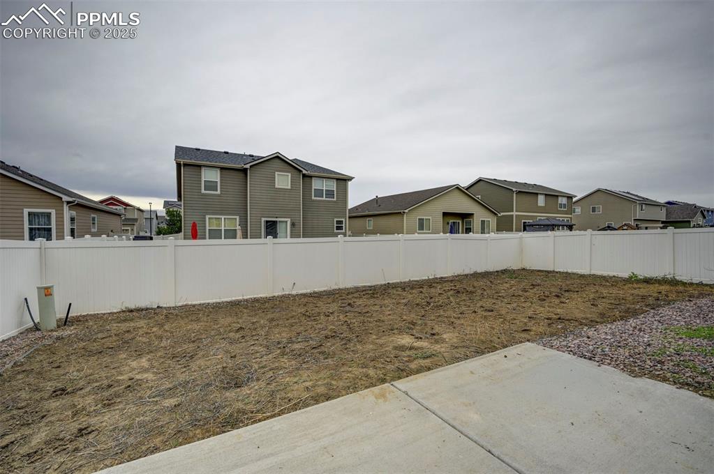 Image 35 of 37: Yard