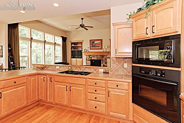 Image 4 of 49: Kitchen