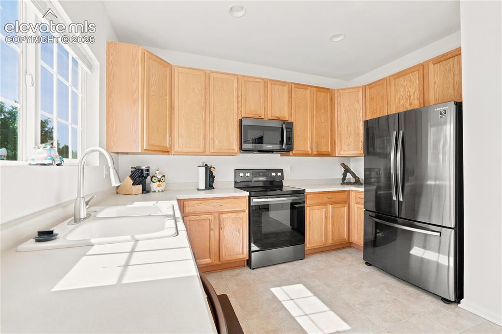 Image 15 of 48: Kitchen