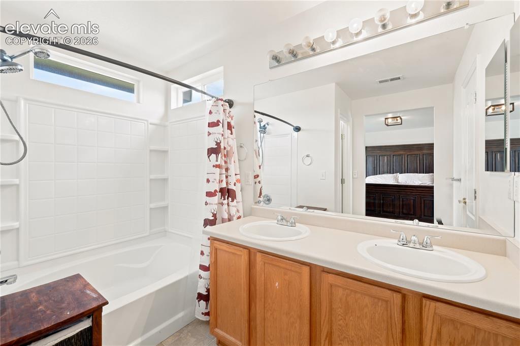 Image 21 of 48: Bathroom