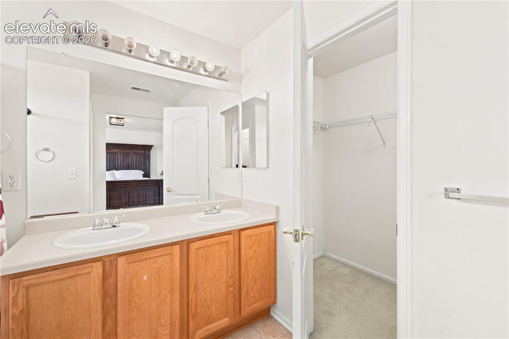 Image 22 of 48: Bathroom