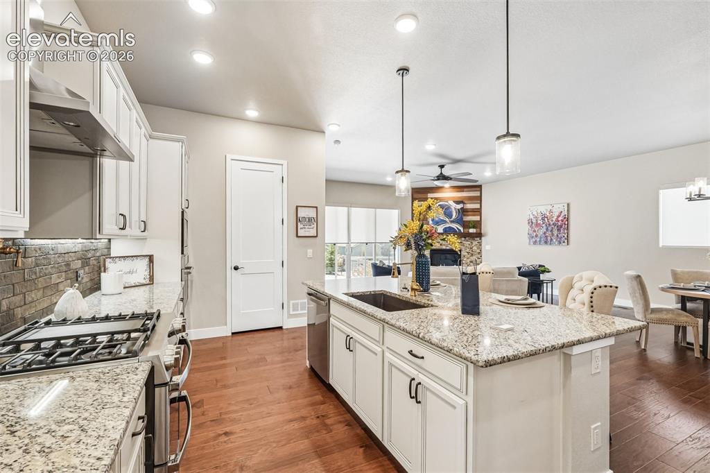 Image 15 of 48: Kitchen