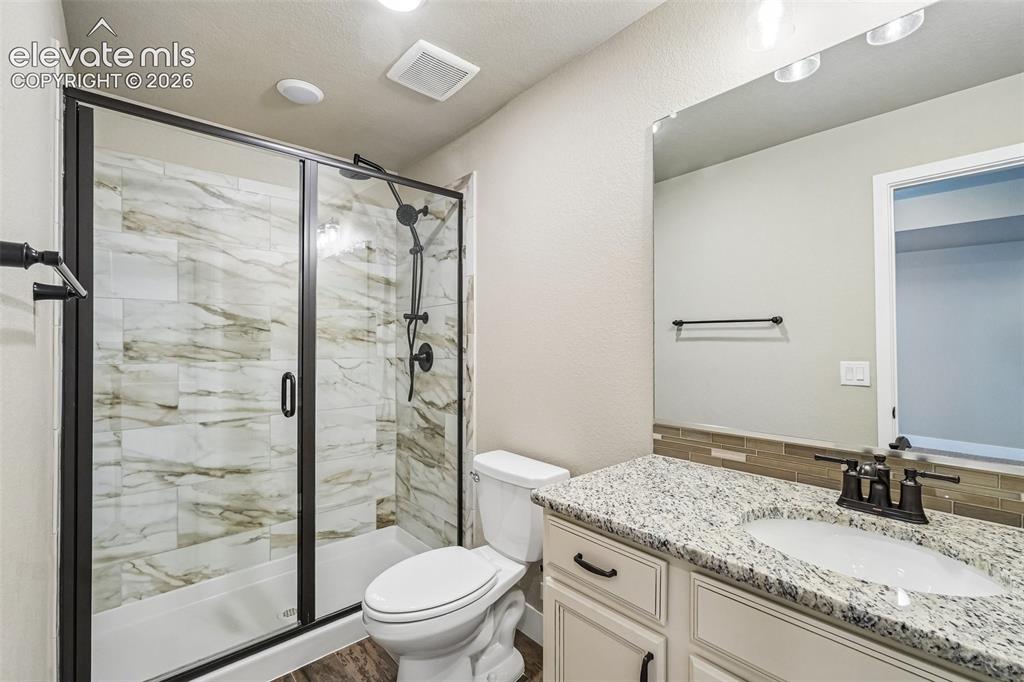 Image 33 of 48: Bathroom
