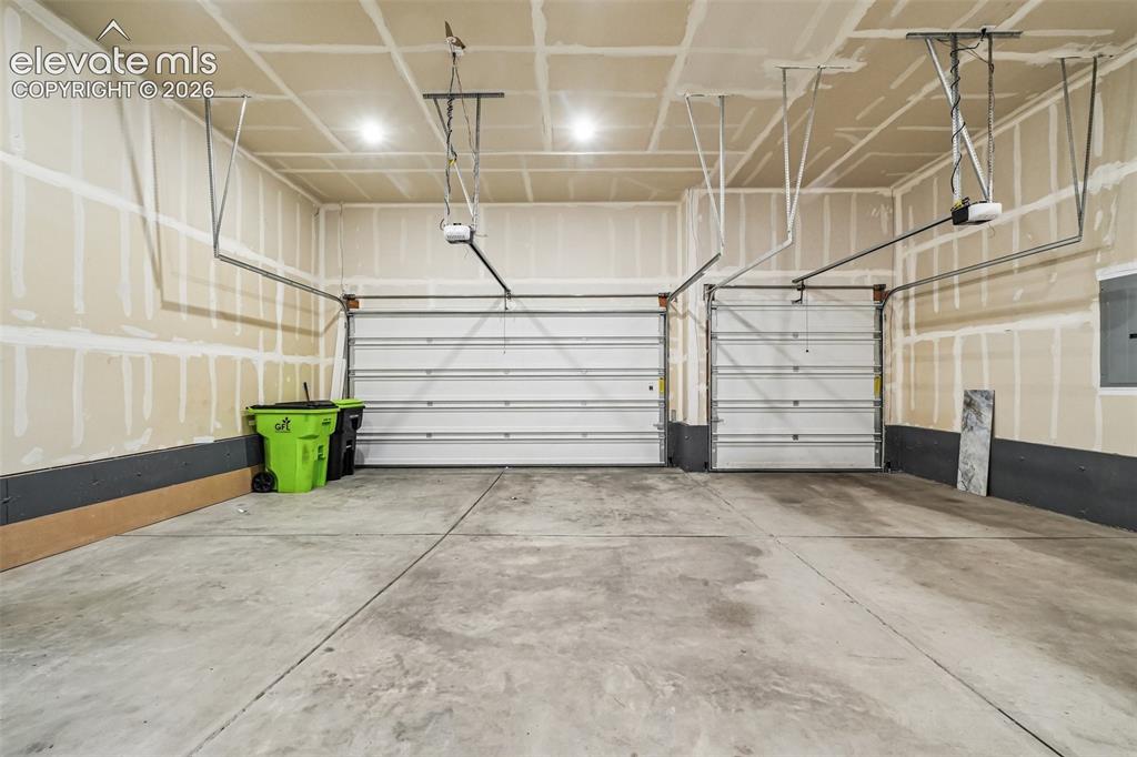 Image 41 of 48: Garage