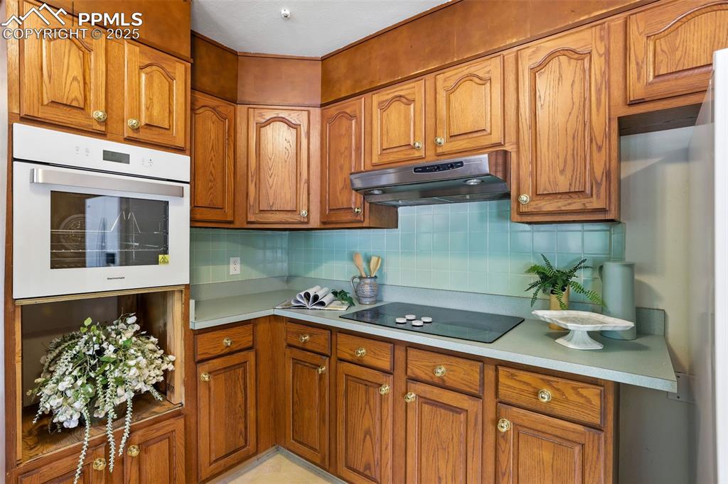 Image 14 of 43: Kitchen