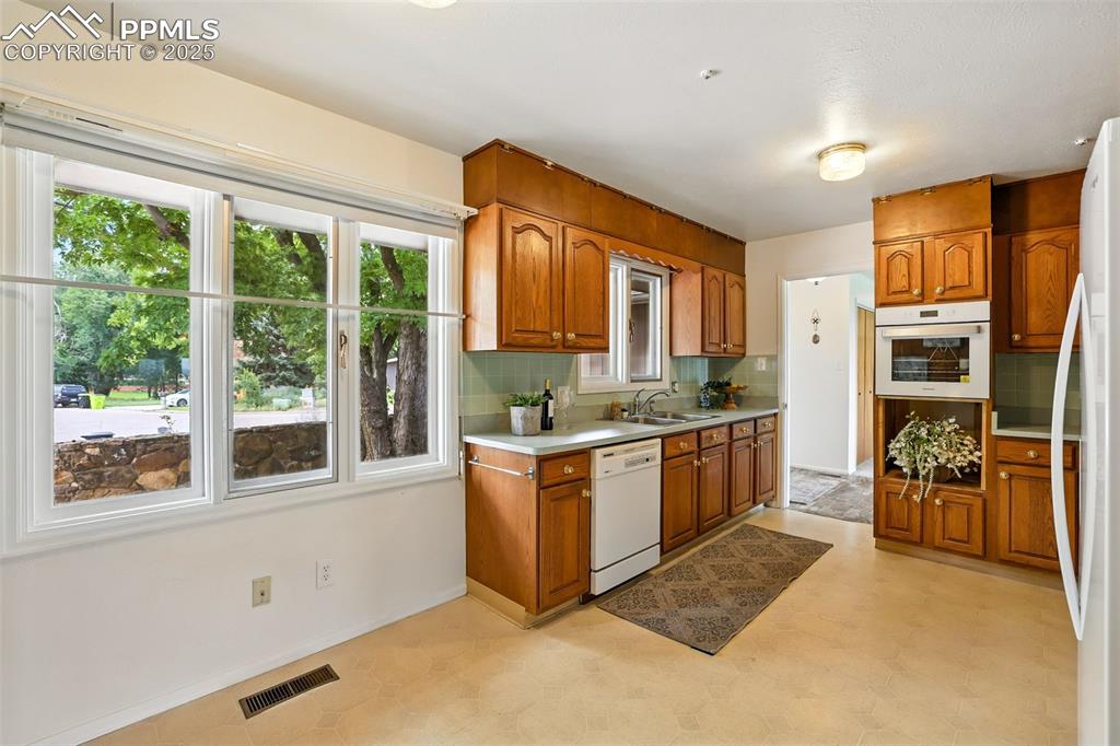 Image 15 of 43: Kitchen