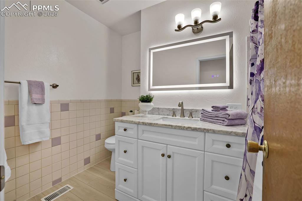 Image 21 of 43: Bathroom