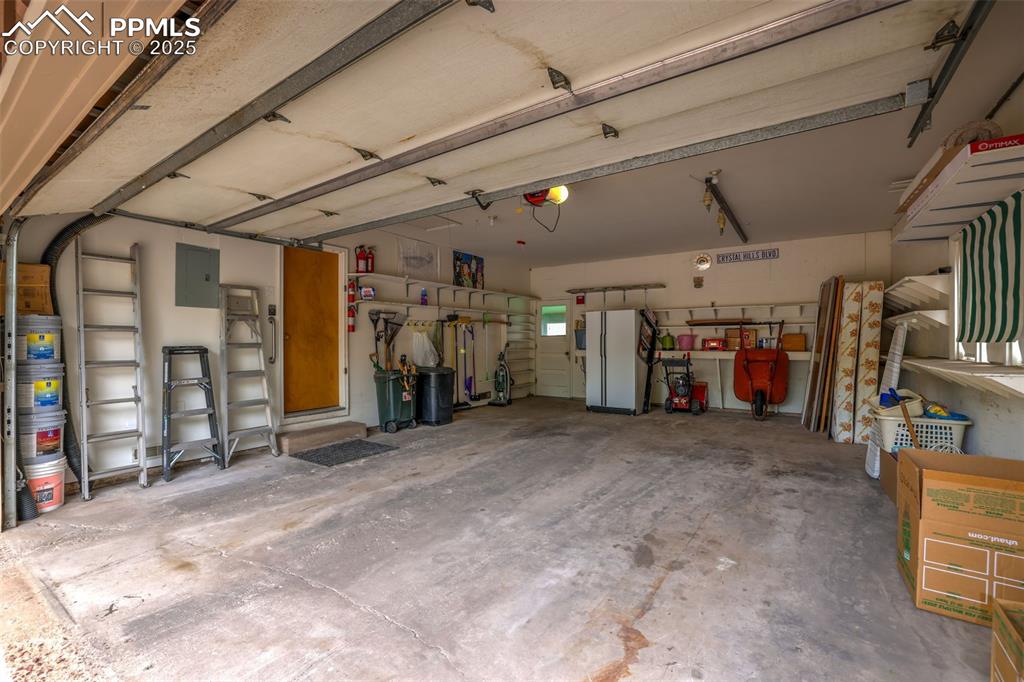 Image 33 of 43: Garage