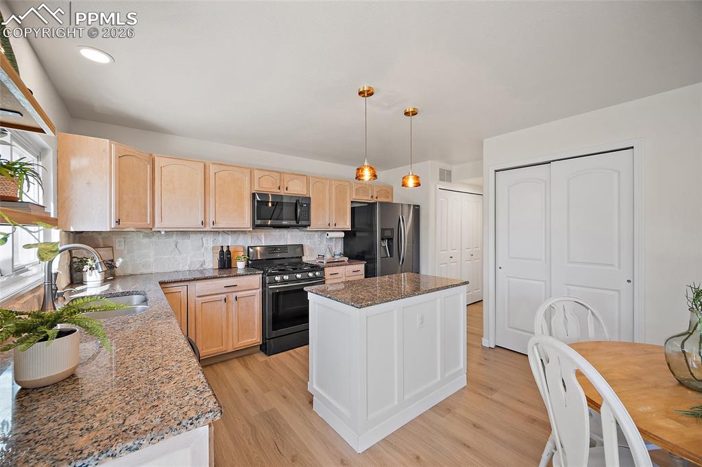 Image 10 of 44: Kitchen