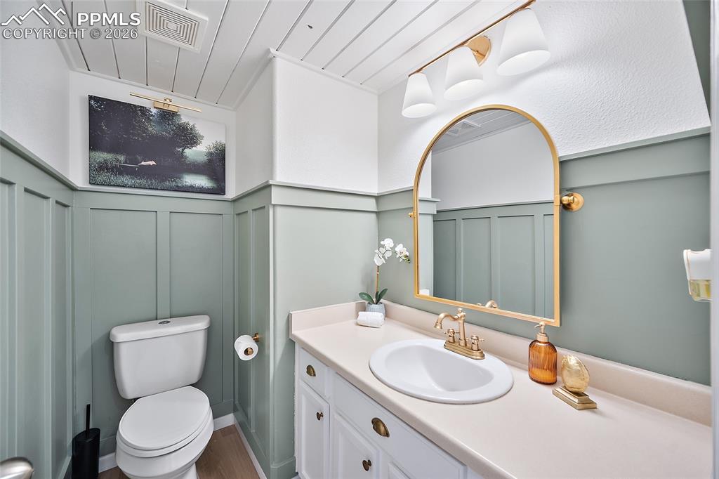 Image 15 of 44: Bathroom