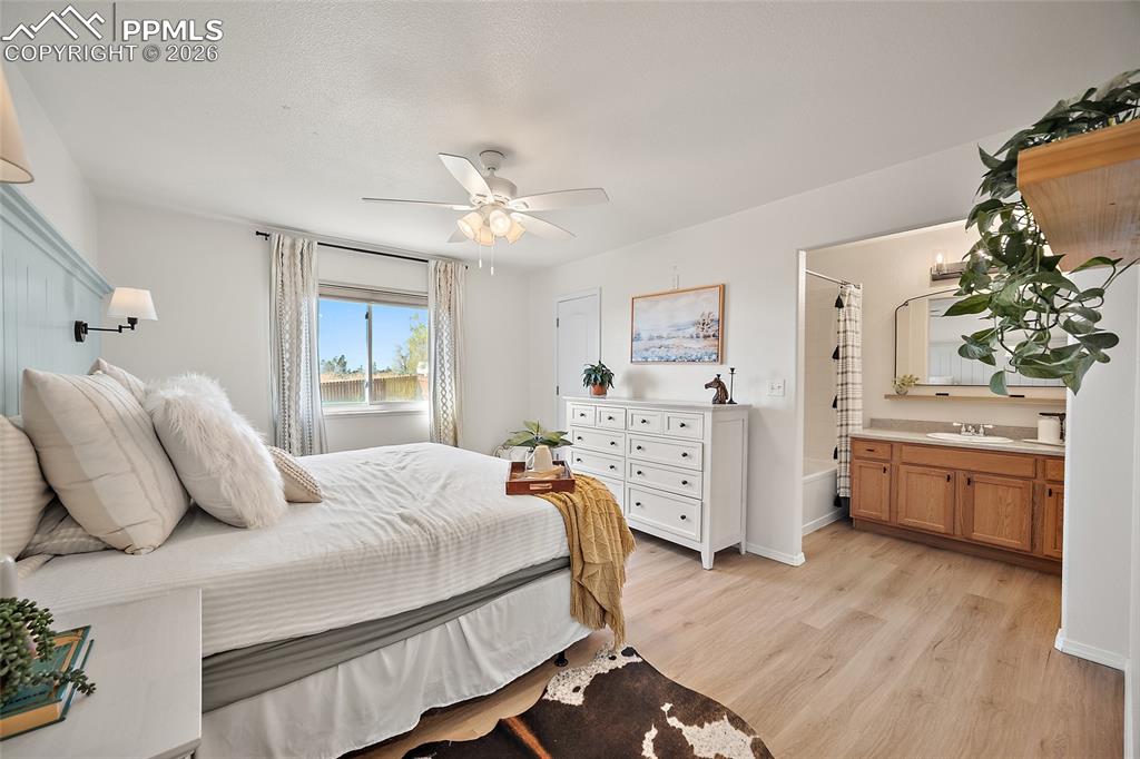 Image 19 of 44: Bedroom