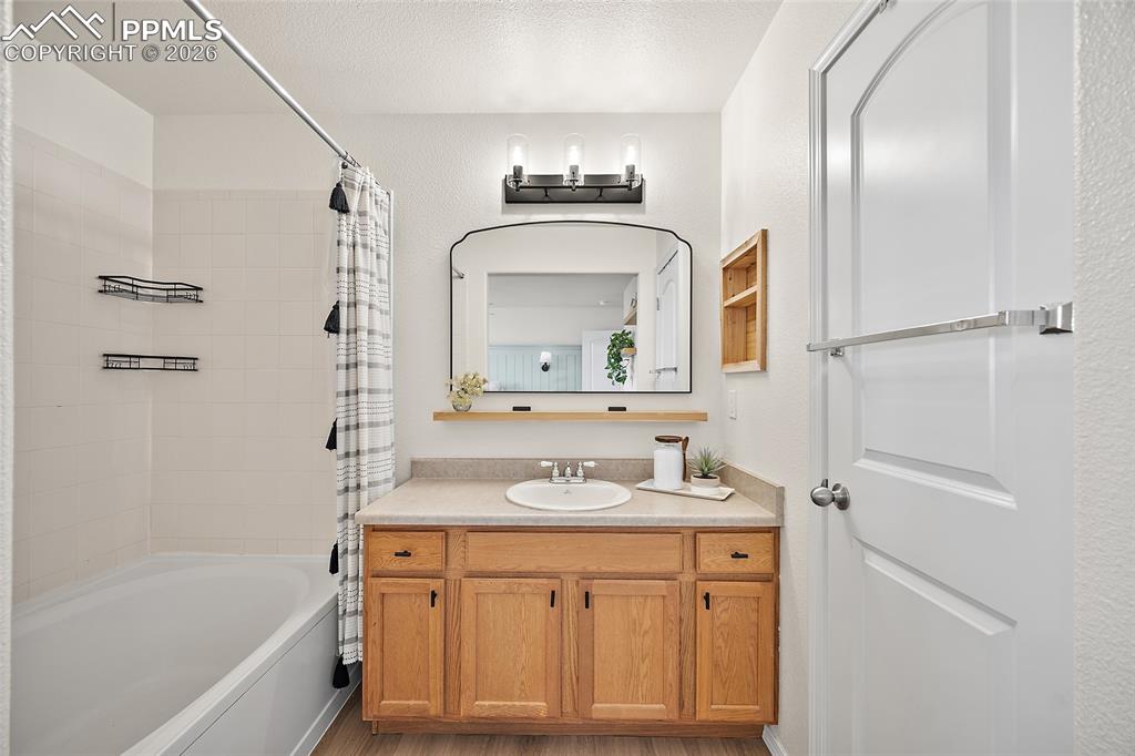 Image 22 of 44: Bathroom