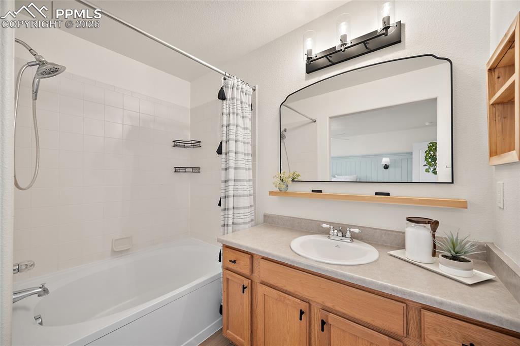 Image 23 of 44: Bathroom