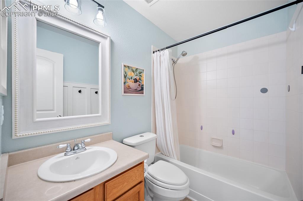 Image 28 of 44: Bathroom